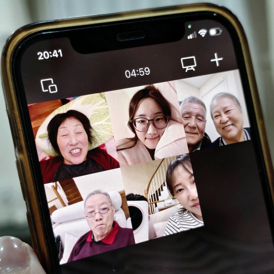 刚跟小流子大狗通了个视频，压岁红包也发过去了，让她别光顾着写作业，一会儿赶紧去吃