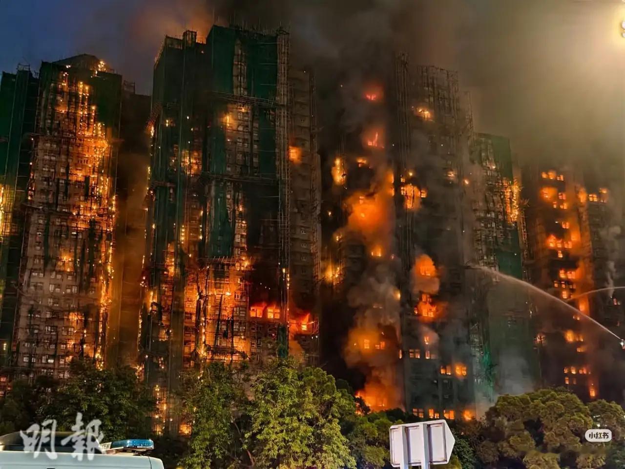 大火令人感到奇怪，为什么不利用每层住户的供水自来水管系统呢，如果每家都把管子接