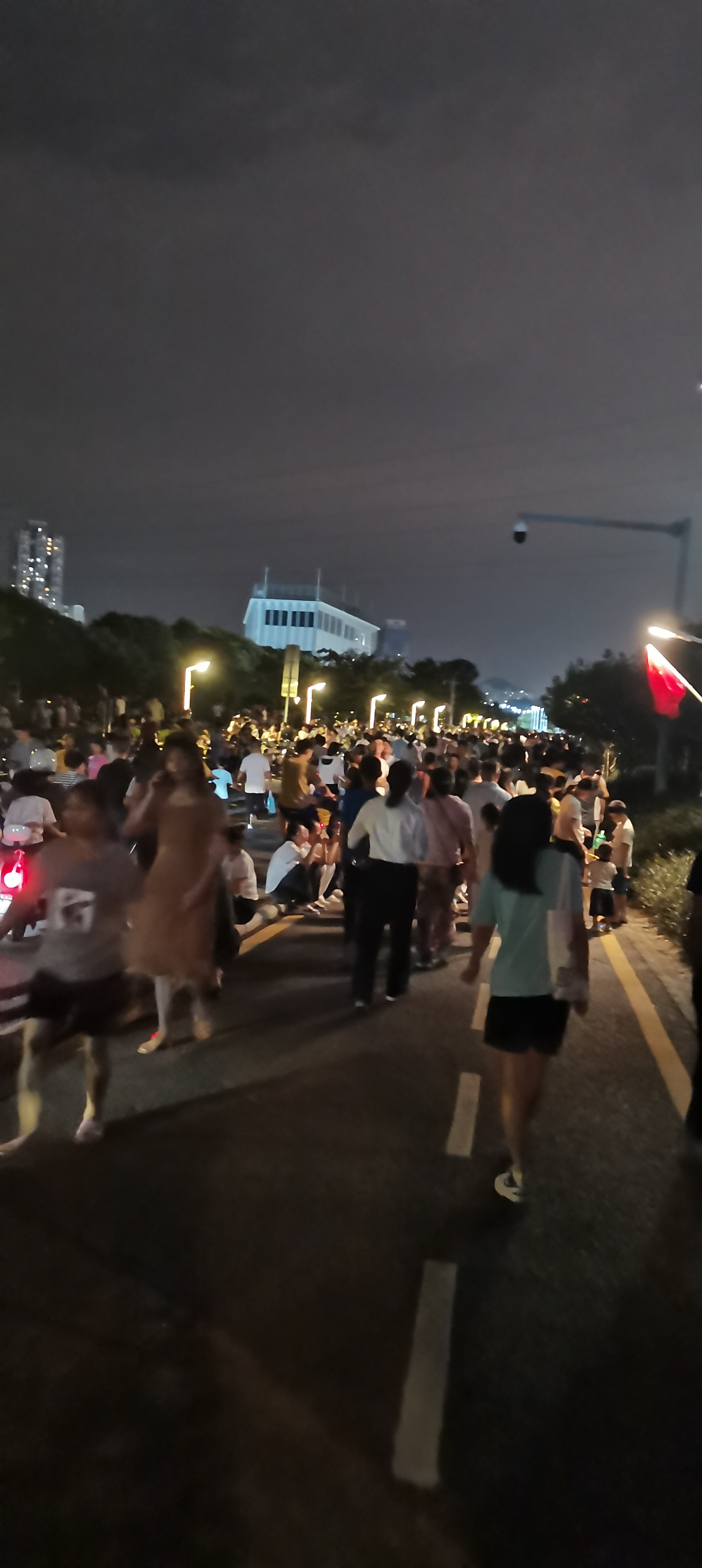 因为家有小学生，所以有些“加密梗”咱还是听得懂的，比如“芭比Q”、“O啦”，“太菜”等。不过，前几天