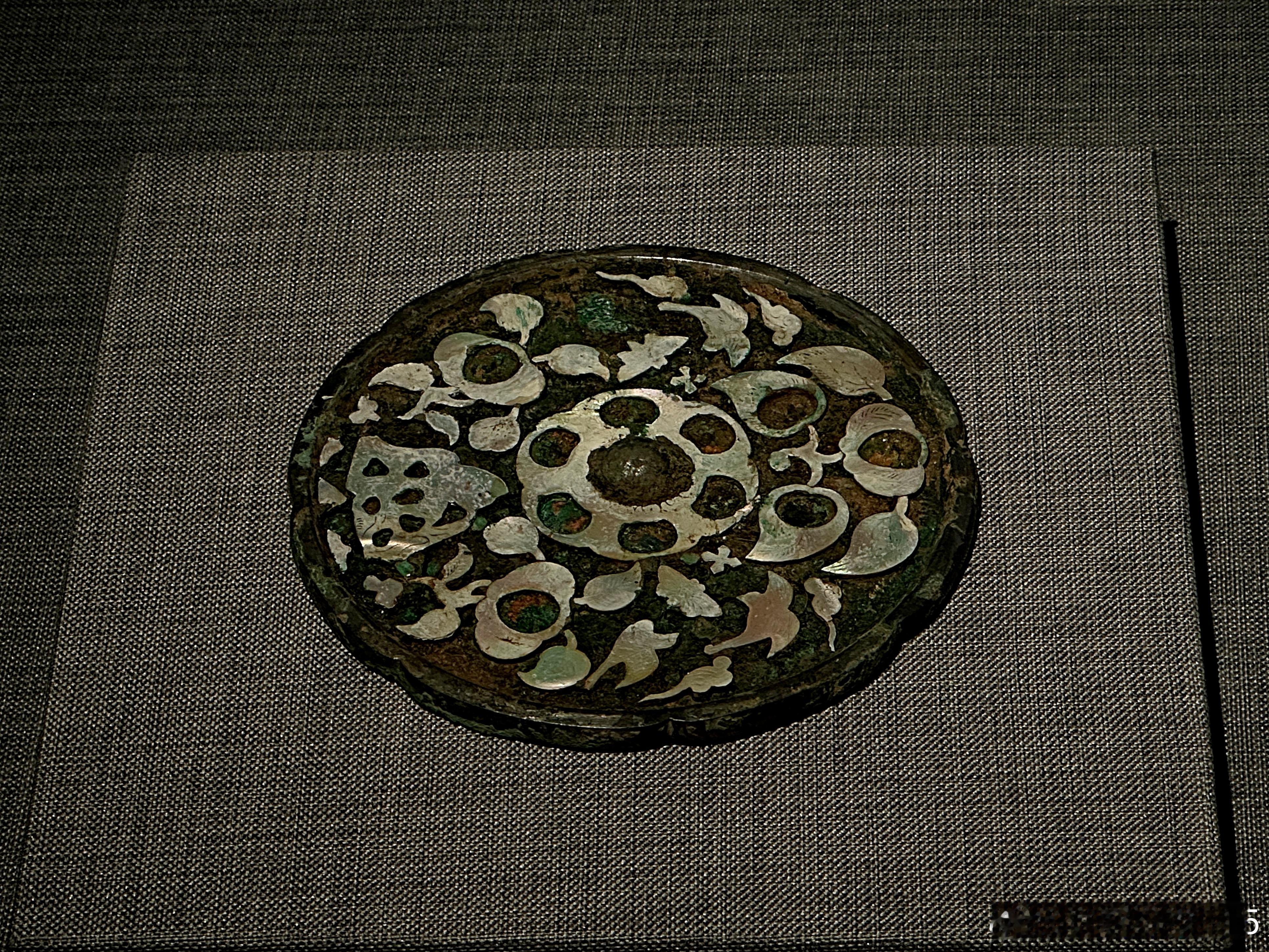 螺钿平脱花鸟纹铜镜唐（公元618-907年）南京博物院藏八出葵花形，圆形钮，