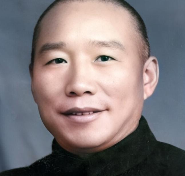 1948年，华北，解放军搜山的时候抓到几个没穿军装的人。中间一个矮小结实的中年男