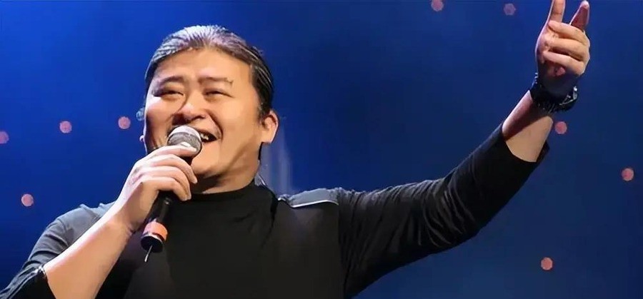 韦唯叫刘欢“欢儿”。全娱乐圈叫了三十年“欢哥”，没人敢这么叫。2026年9月25日，刘欢在上海去世，