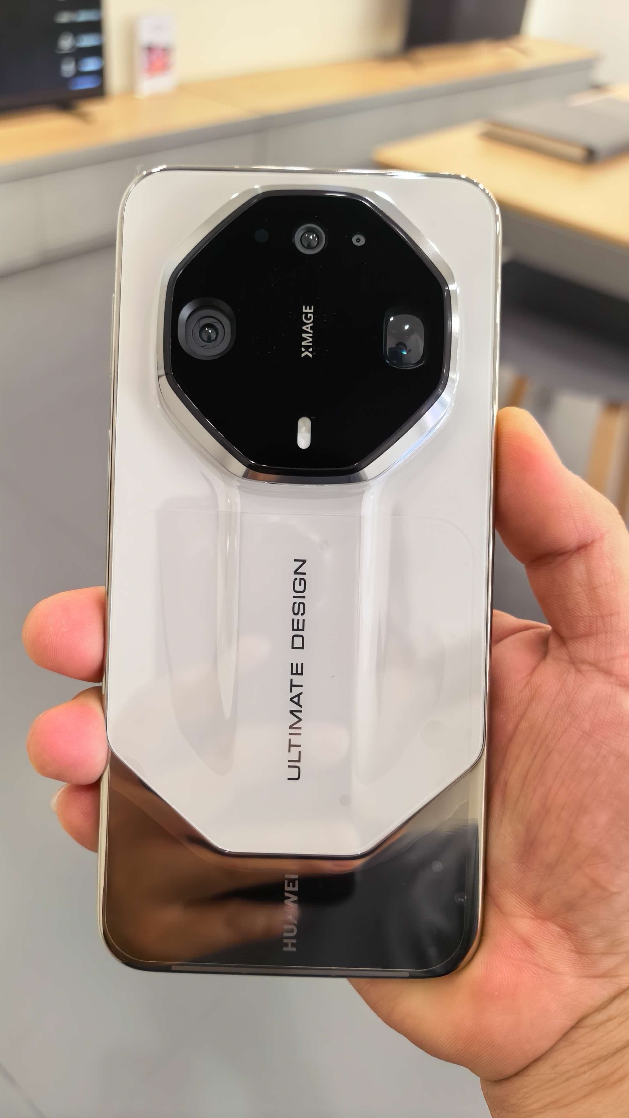 华为Mate 90系列真机曝光，星环Deco+拼接设计而且史无前例的是，这次手机