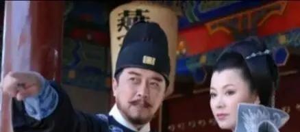 朱元璋把徐达叫道寝宫喝酒，喝到一半，朱元璋来了句：“朕记得你好像有个女儿天资聪颖