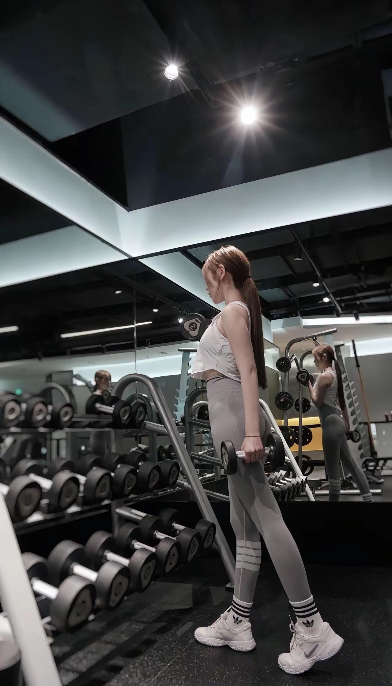 健身女孩，力量与美并存！💪🏋️‍♀️上联：白酒啤酒葡萄酒，求下联上联：半盏