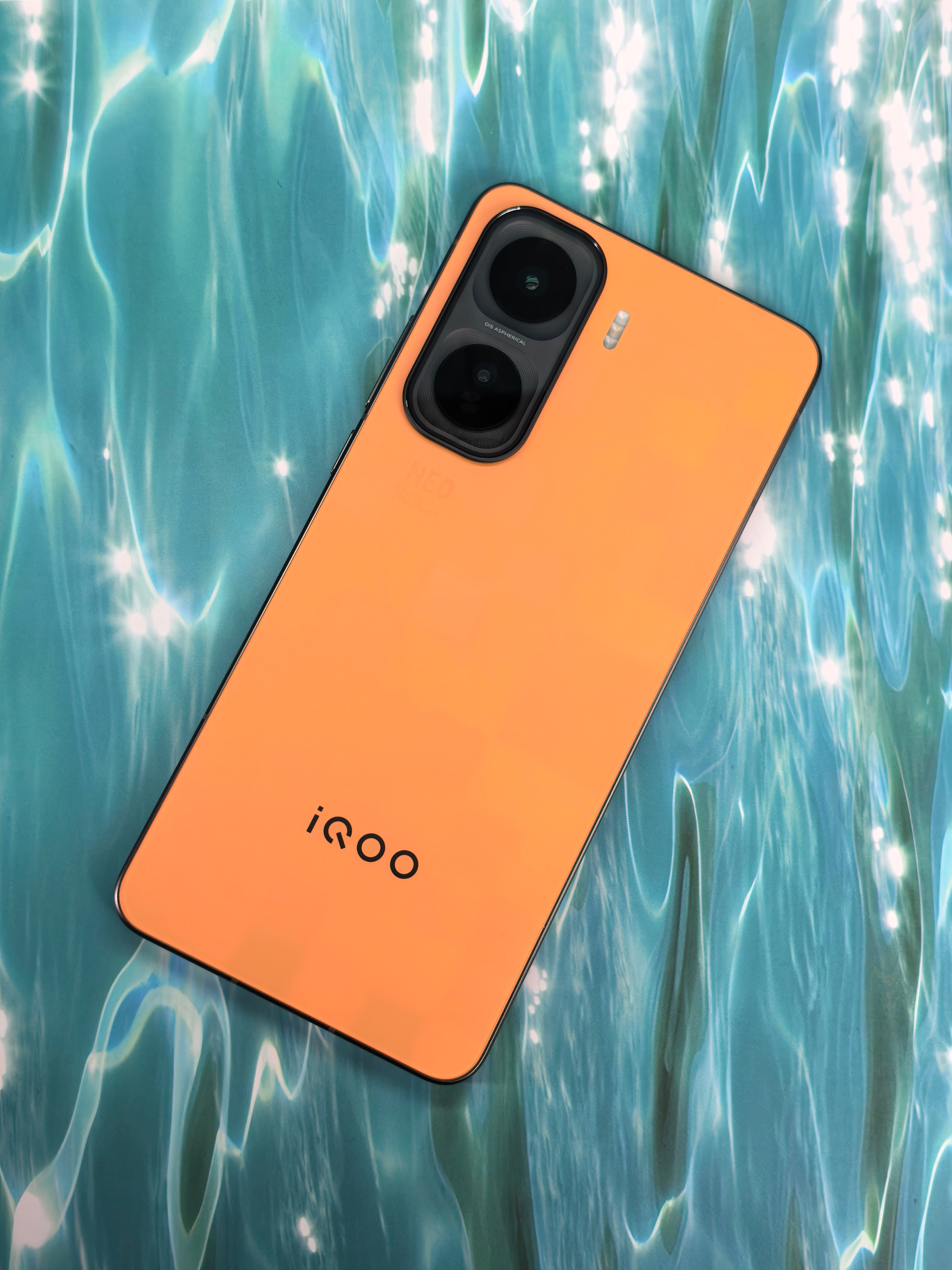 用Neo11四个月了，我感受最直接的是双芯和屏幕的组合。骁龙8至尊版+