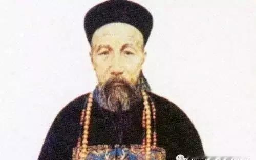 左宗棠与三姑的二儿子吴伟才几乎同时降生，因而八字相同。两位母亲特意找来算命先生，