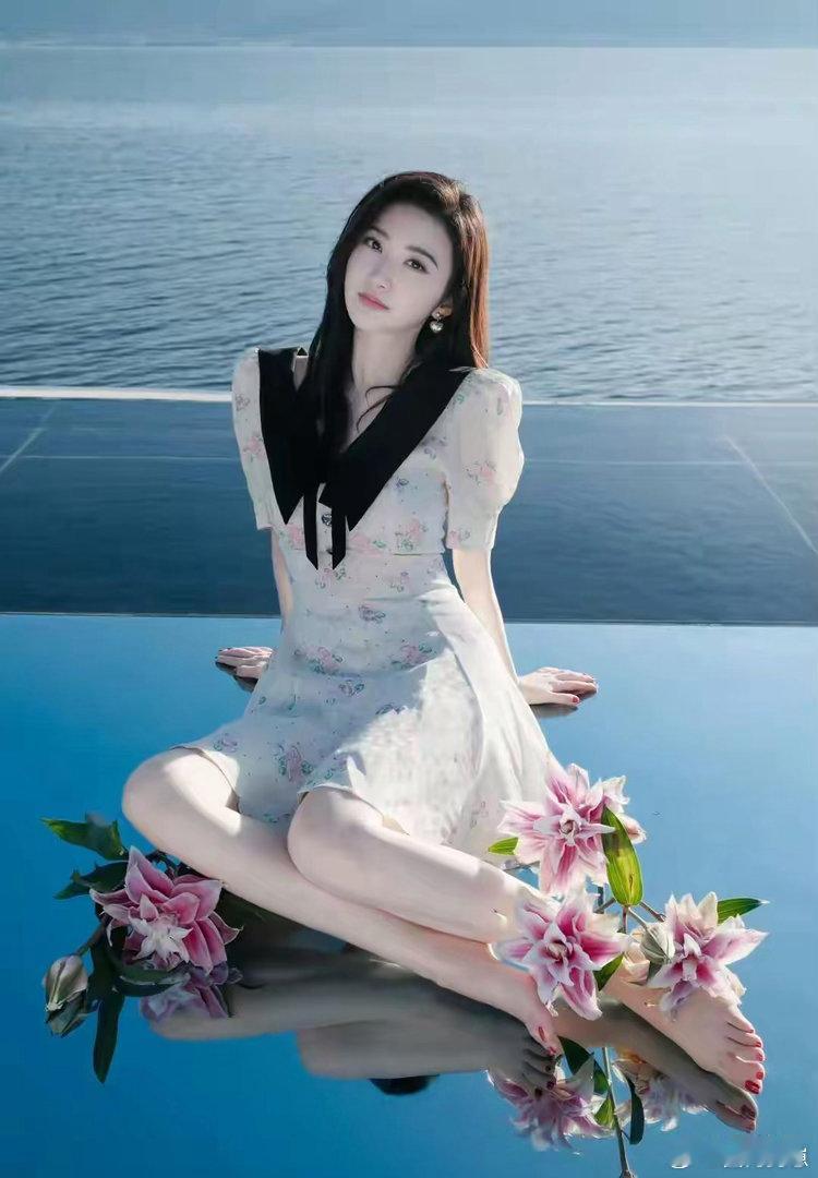 景甜精致秀气的小脚，细腻娇嫩，温柔清甜，满满的柔美氛围感。