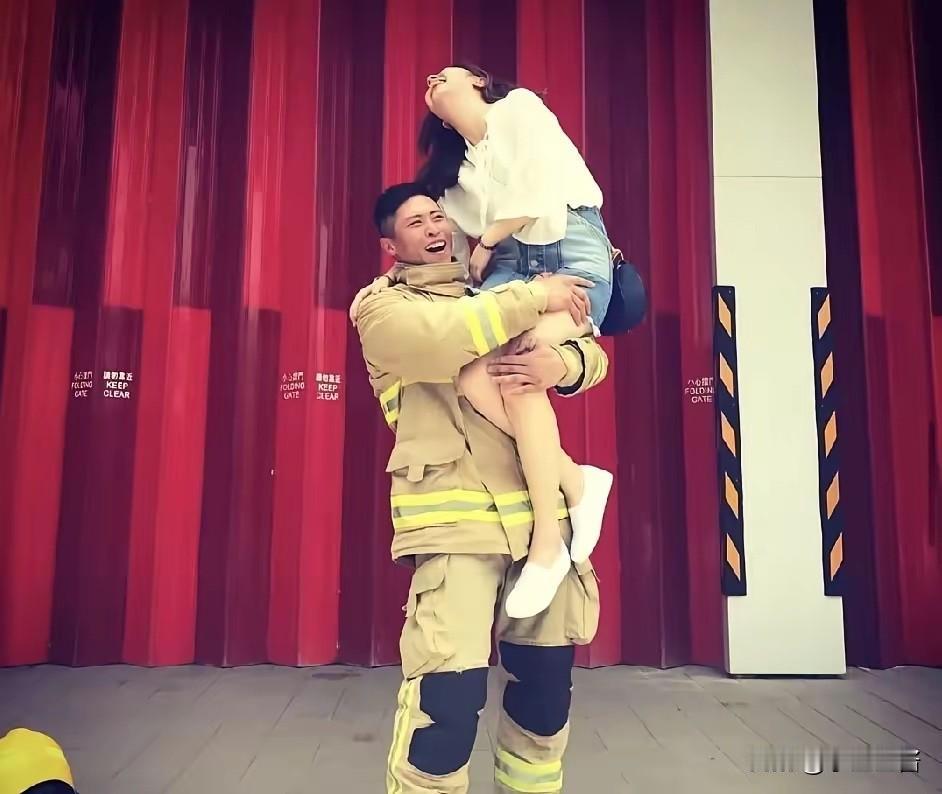 这个女孩余生应该怎么过？何伟豪女友被扒出，两人相恋10年，从27岁到37