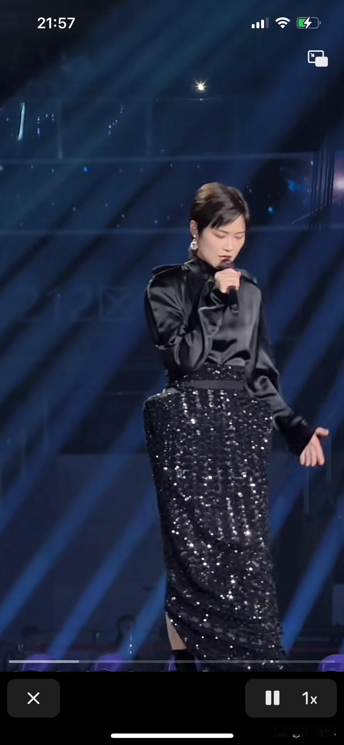 李宇春老师穿这种衣服，简直就是拉垮自己的身份，看看这样的裤子一点都不好看，不过还