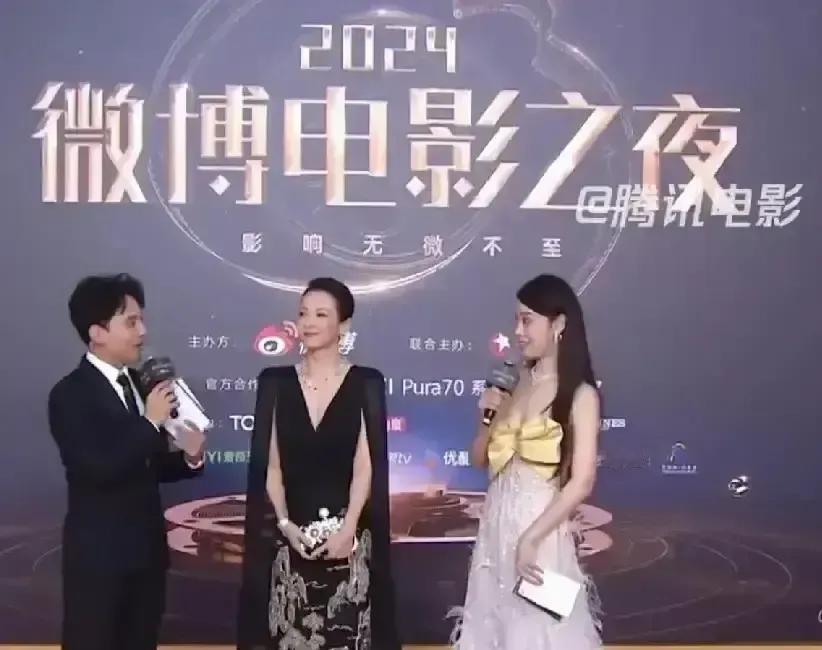 章子怡刚踏上红毯，主持人一句“欢迎国际章”出口，她眼皮都没抬，直接翻了个白眼，脚