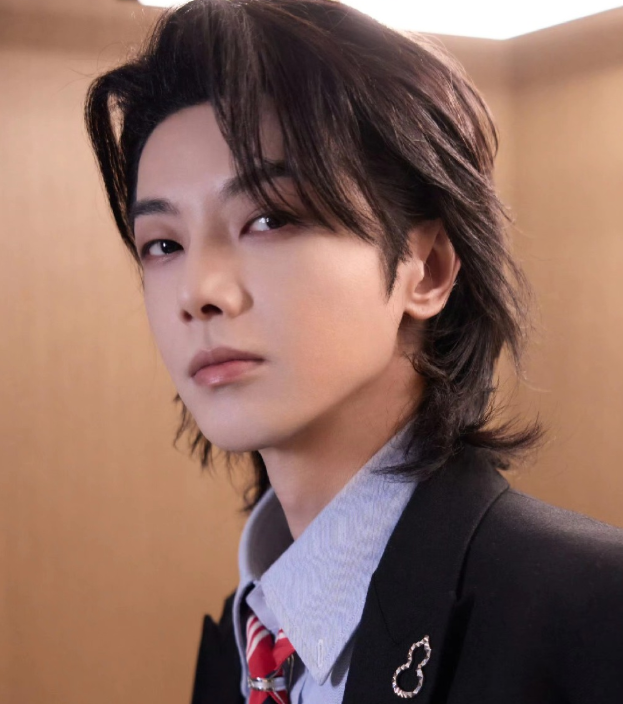 歌手华晨宇通过工作室高调发文这次他不再忍了，用8个字直接回怼了庞麦郎的操作。华