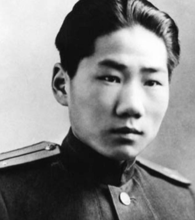 1955年，中央派人前往朝鲜将毛岸英坟墓迁回国，可大家刚开始挖，一名妇女突然上前