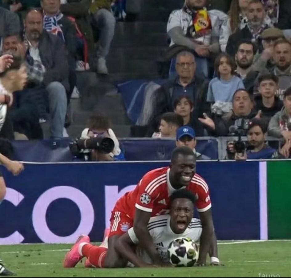 谁能告诉我，当时发生了什么？维尼修斯一脸生气的样子，而他身上的拜仁后卫却露出他的