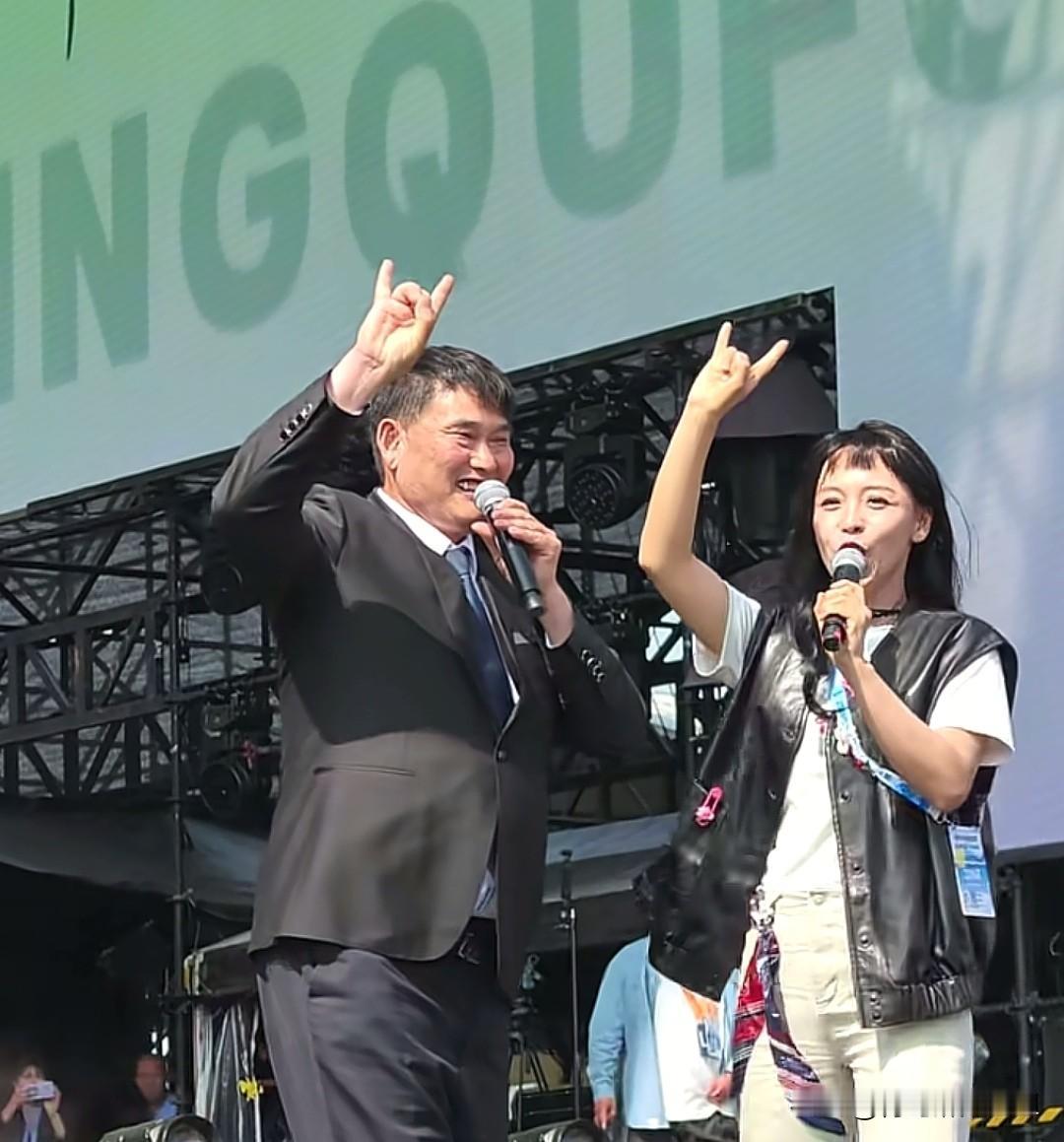 大衣哥凭一个手势再圈粉！襄阳演出现场太热闹了。4月20日，大衣哥朱之文又现身湖