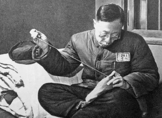 伟人自掏腰包给溥仪2000元，这事背后不简单。1964年春，春节座谈会上，伟