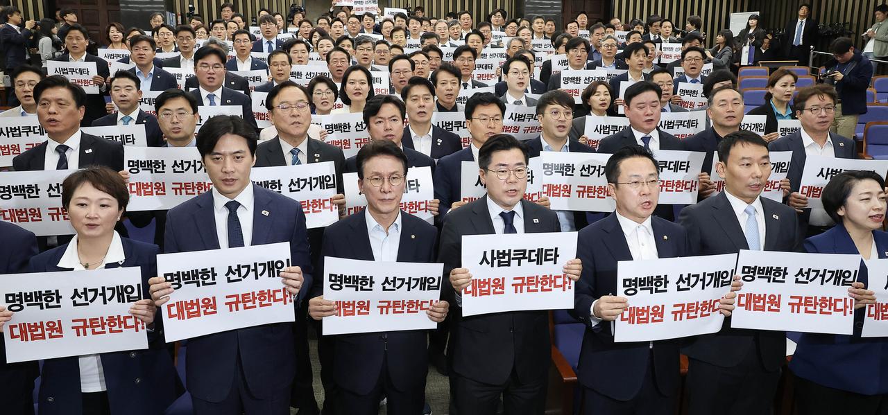 民主党决定暂缓弹劾曹喜大，仍坚持抗议司法“政治介入”共同民主党4日就是否推进