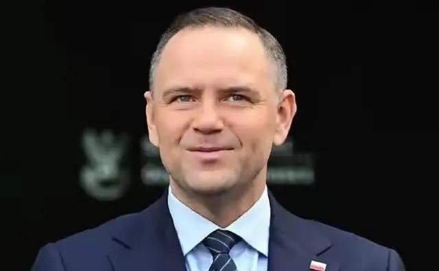 假如波兰下场，俄军还能撑几天？这么说吧，波兰若出兵乌克兰，等于往俄乌这锅沸腾的油