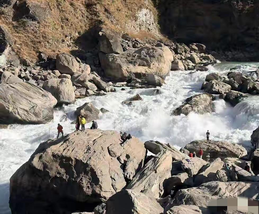 离水面仅40厘米！近在咫尺，却远在天涯。云南虎跳峡，惊现现实版“夹心饼干”。