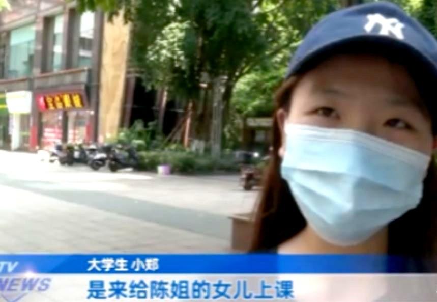 听着小郑一遍遍拨打那个“空号”，听筒里传来的忙音像针一样扎人，我心尖都跟着疼。