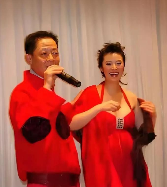 私人聚会K歌现场，王志文拿着麦克风唱得正投入，旁边陈坚红笑得那叫一个开心。这画