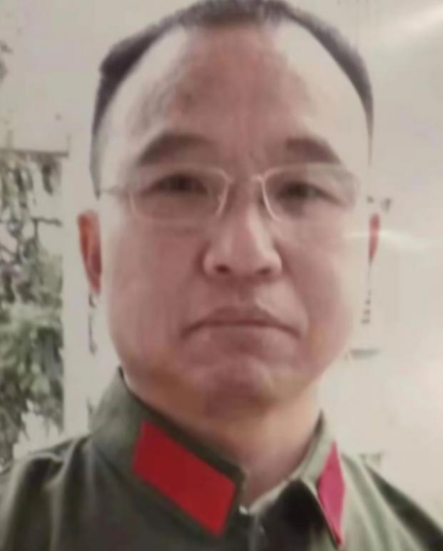 1984年，战士李陶雄中弹牺牲，送葬途中遗体竟两次从车上跌落，护士郑英察觉异样，