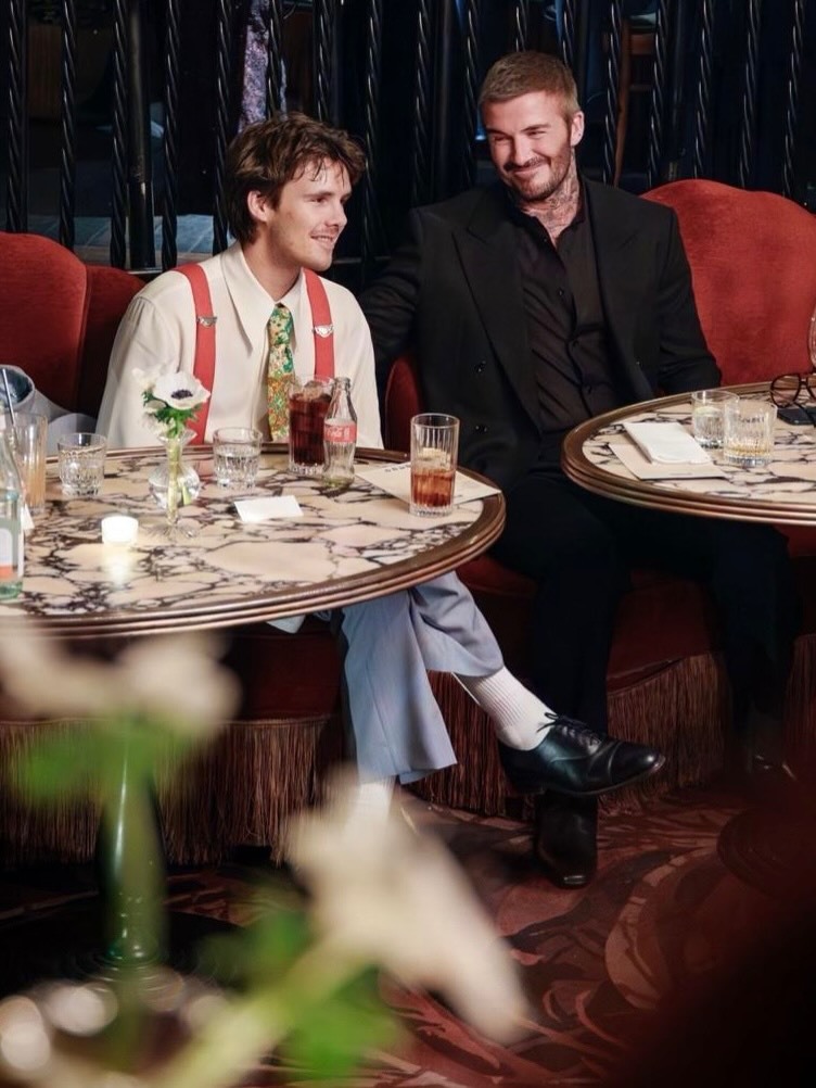 贝嫂晒全家福（依旧大儿子&儿媳缺席版），庆祝三儿子克鲁兹·贝克汉姆20岁生日