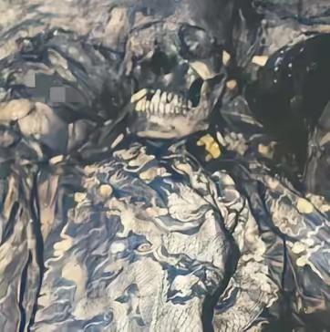 1971年，朱元璋的儿子“鲁荒王”朱檀的棺椁被开启后，考古队员第一时间拍下了这一