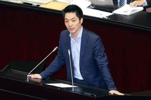 两蒋的遗体在台湾停了五十多年未曾入土，蒋氏子孙想花钱把长辈迁回大陆安息，可身为曾