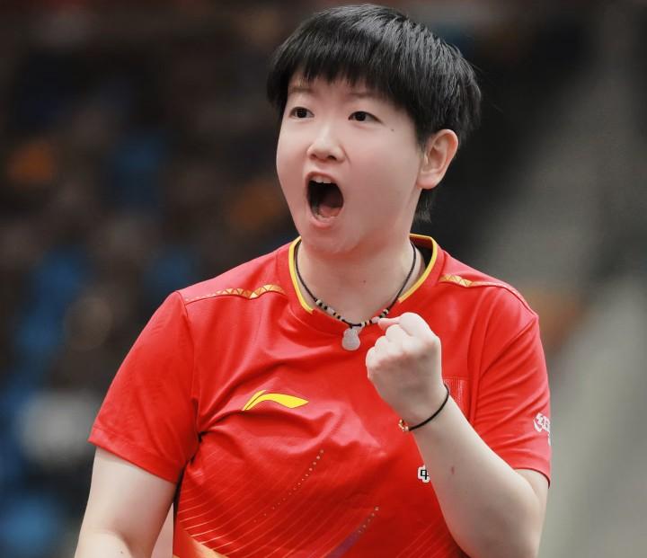 混团世界杯上的一场球让球迷看清了孙颖莎比金牌更亮眼的，是孙颖莎身上的格局