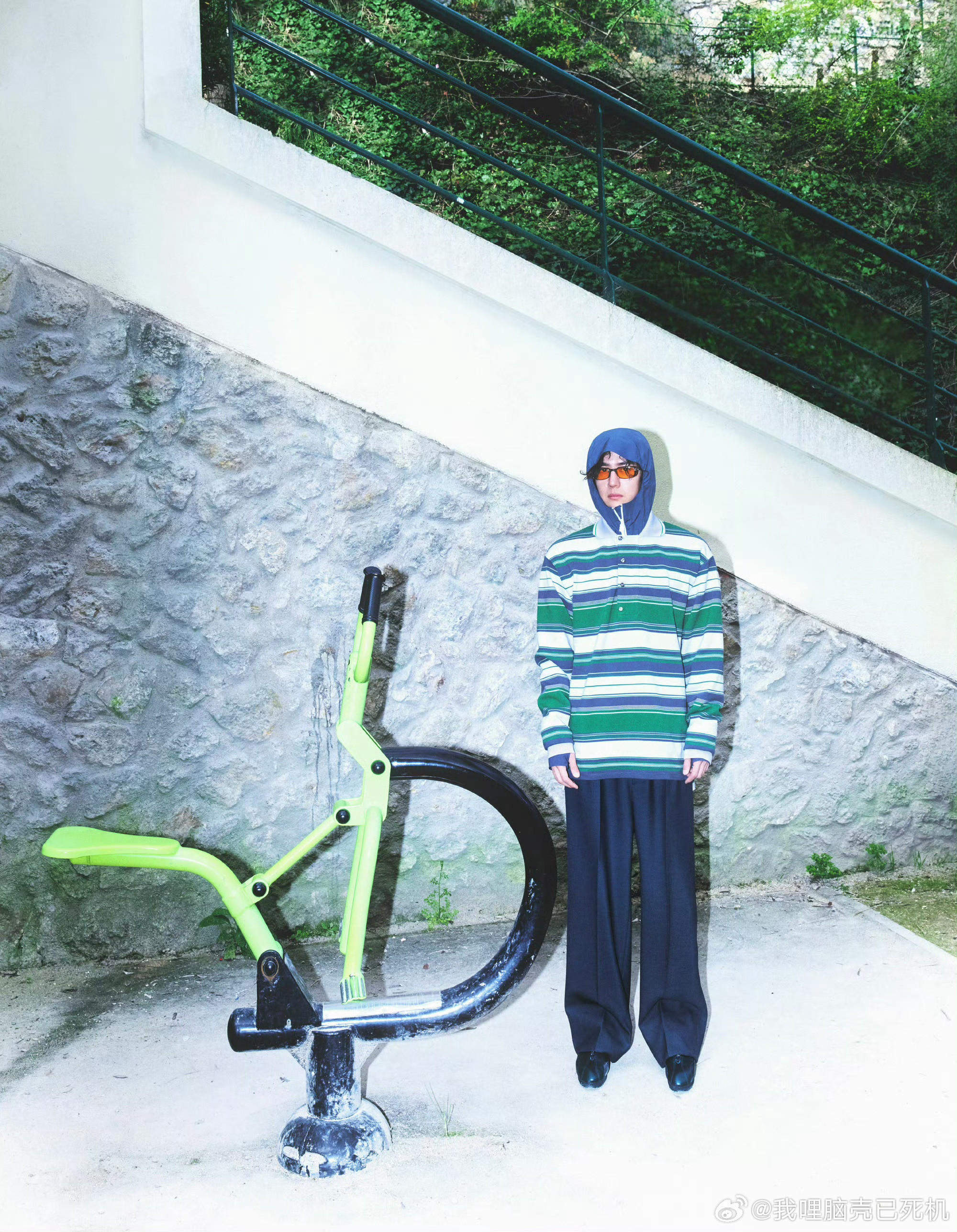 王一博撞色条纹Polo衫叠穿连帽内搭王一博Lacoste的造型王一博Lacost