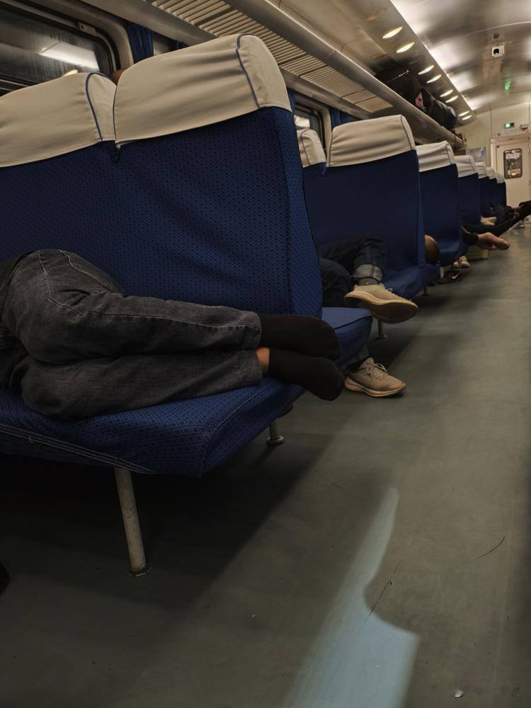 19岁的女孩工资一个月3万多，​自己找个三千加的工作都感觉难。​看到这个