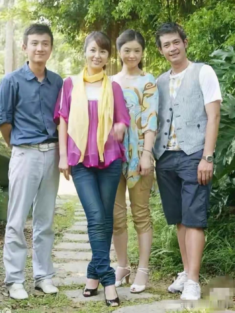 现在看，20年前，明星穿的也挺土的。​​​