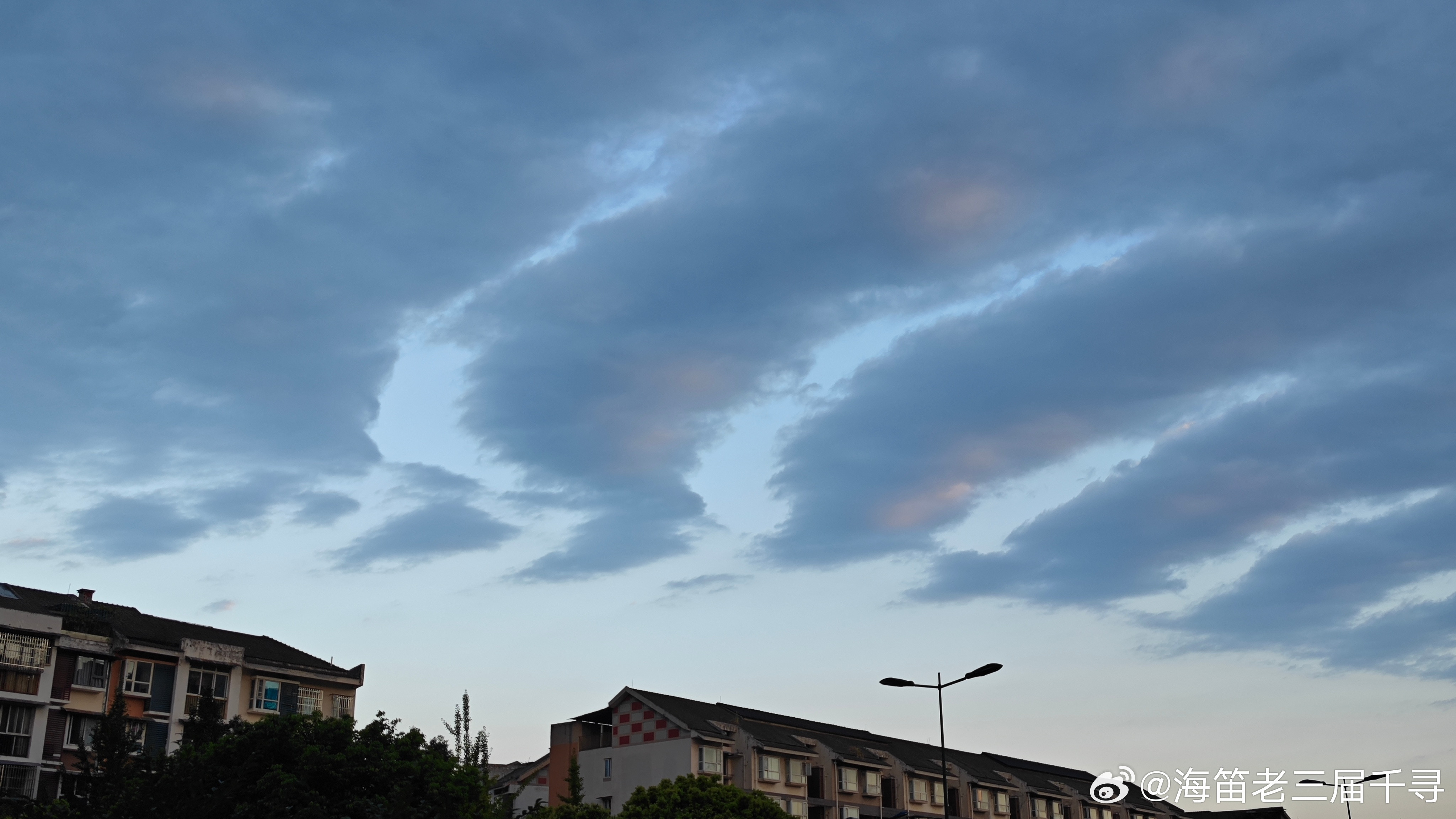 摄影谁持彩练当空舞，天边的云彩。随手拍每日一图都江堰