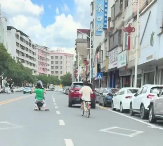 不作死就不会死！7月1日广东一小伙马路上各种蛇形走位，觉得不过瘾，“表演”了一段