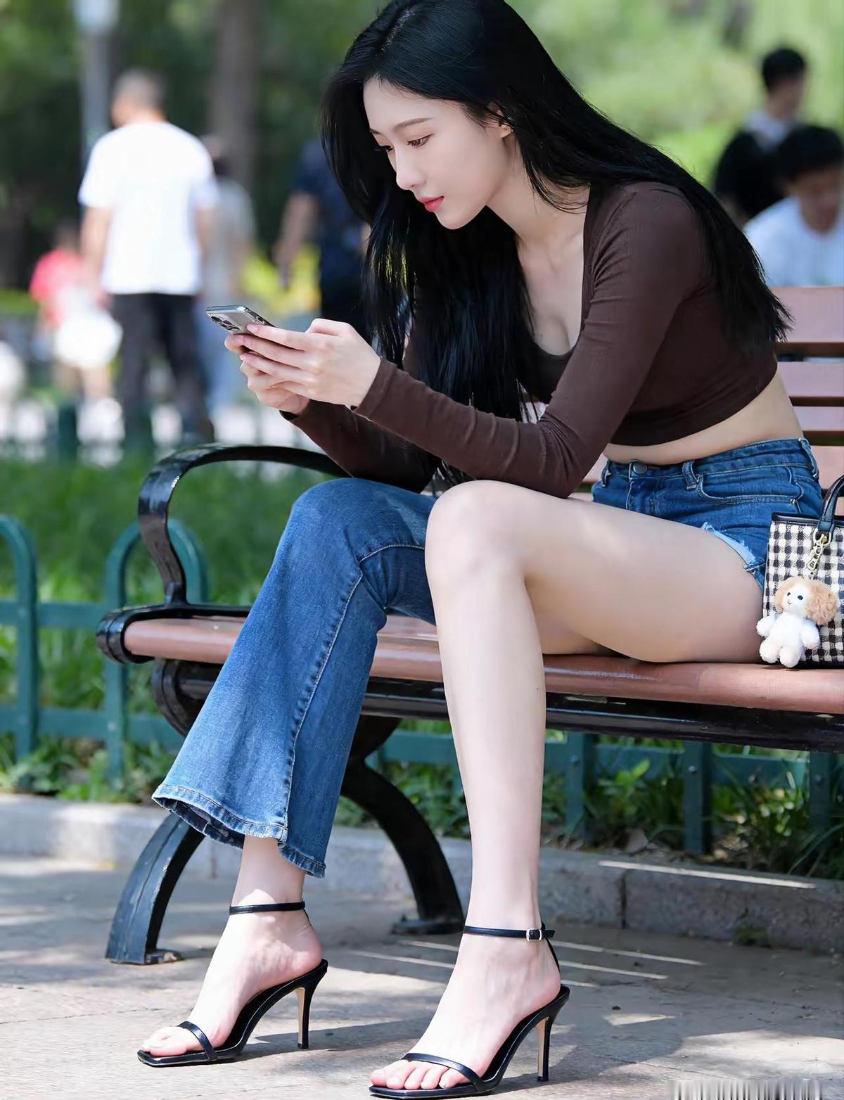 一条裤腿，一条大腿，牛仔裤被撕开一半，没人问你疼不疼，只问你敢不敢穿。Dua