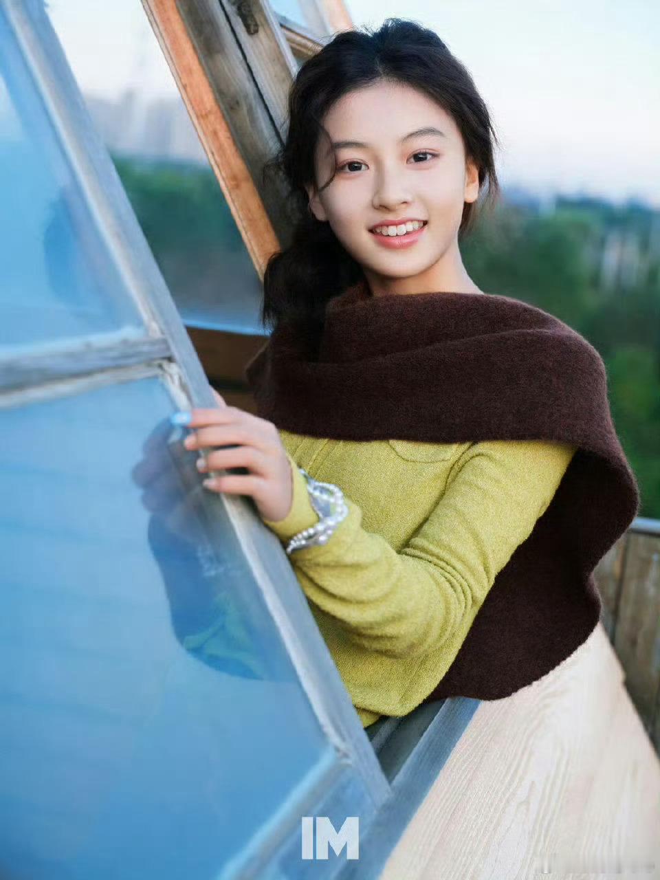 七七赵钰琪的第一本杂志，拍的很好看啊，少女感就是要让真少女来拍