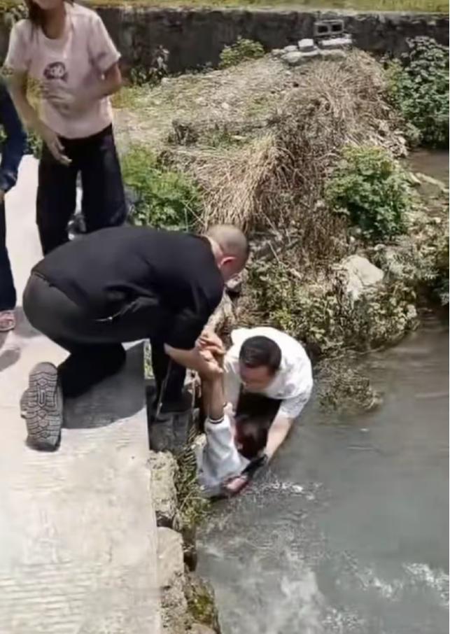 心是脏的，看什么都脏！5月4日重庆，小女孩落水卡在桥洞里，鞋子裤子都被冲掉了，三