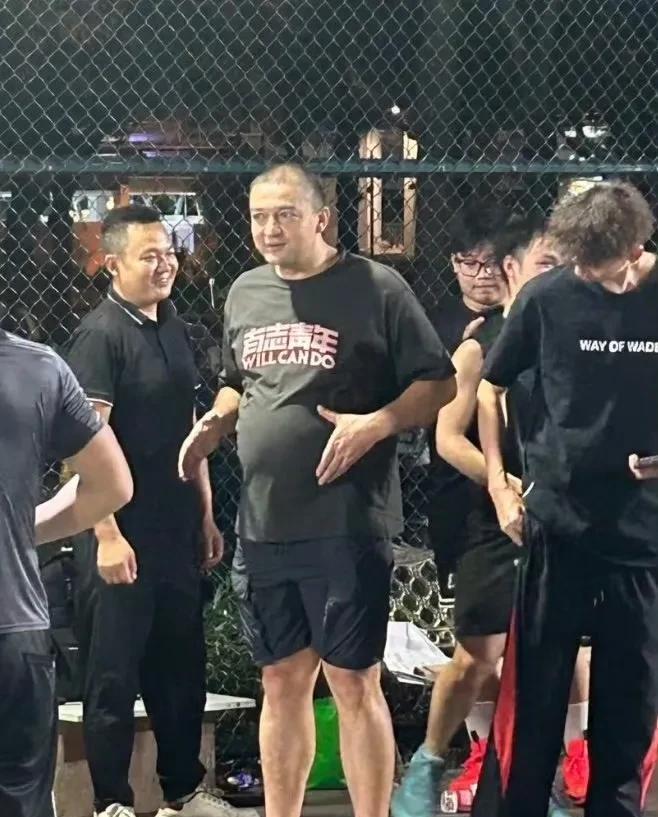 这啤酒肚！西热力江在野球场打球，这啤酒肚，加上这秃头，确实是中年大叔了！西热力