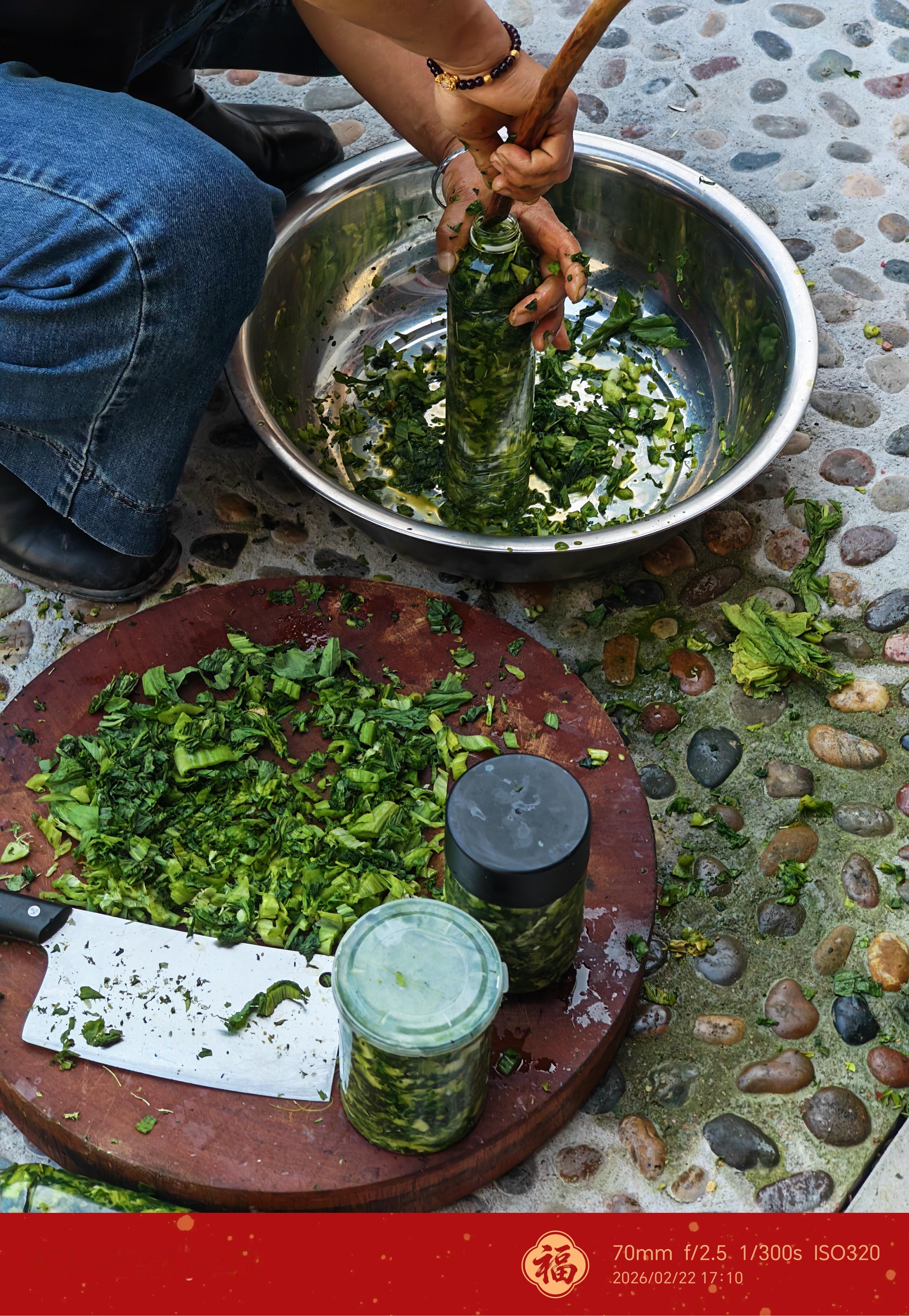 原来家庭版酸菜是这样做出来的，估计很多人都不知道吧？酸菜配稀饭真是一绝。