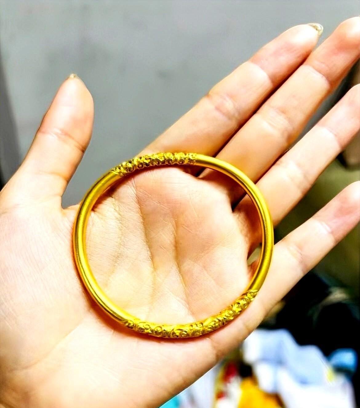 我现在被金镯子搞到失眠！去年450一克咬牙入手，戴久了越看越嫌弃。昨天逛商场珠
