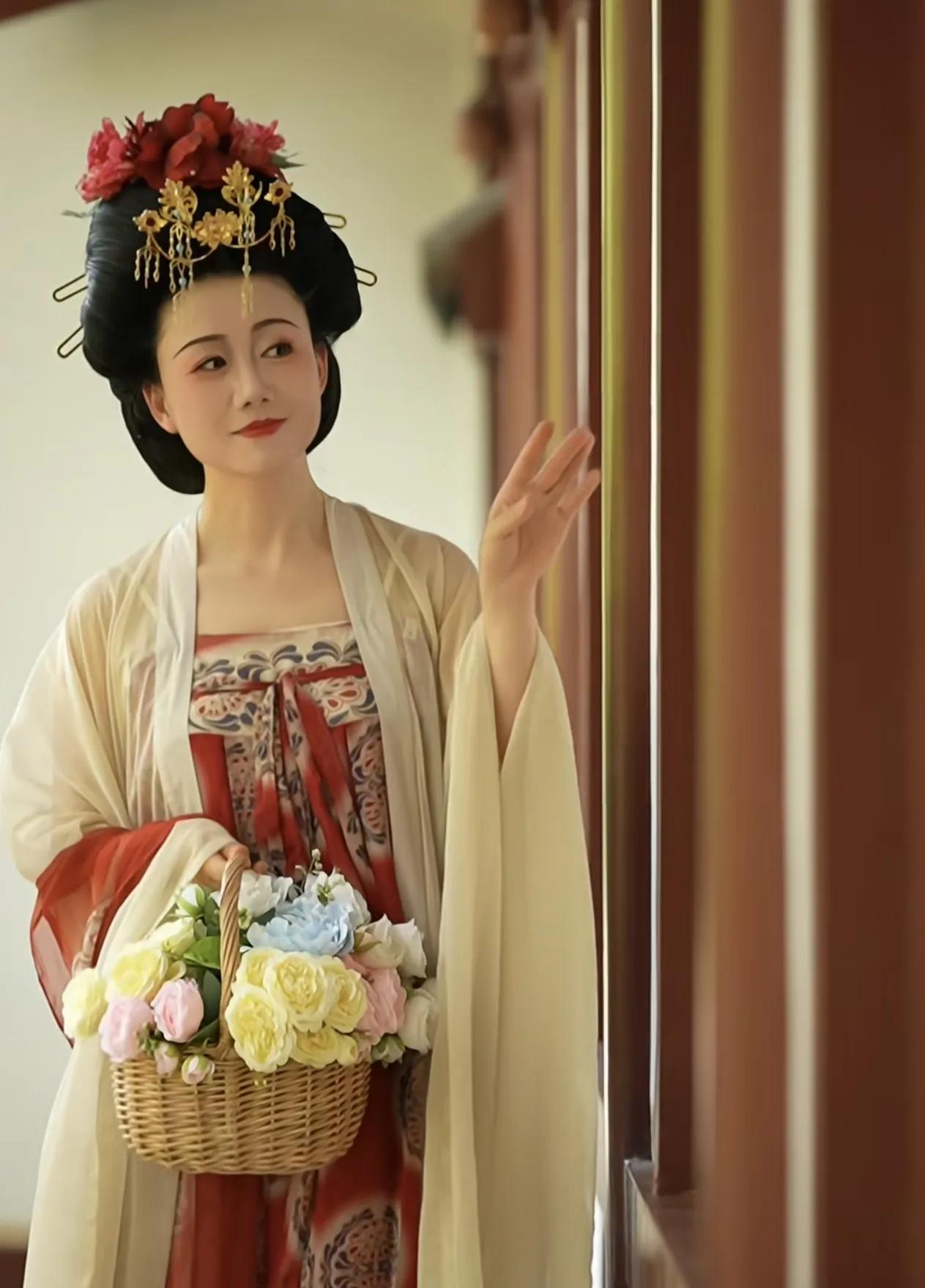 潇潇美翻了！潇潇来西安，一袭汉服妆造惊艳全网，也是妥妥滴大唐美人啊：潇潇