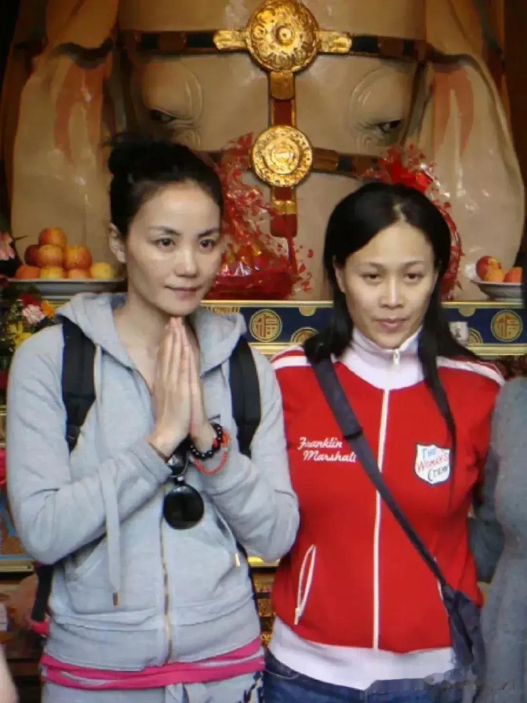 王菲气场真的强呀，双手合十像个虔诚的佛教信徒，那英跟在旁边就像跟班一样！王菲