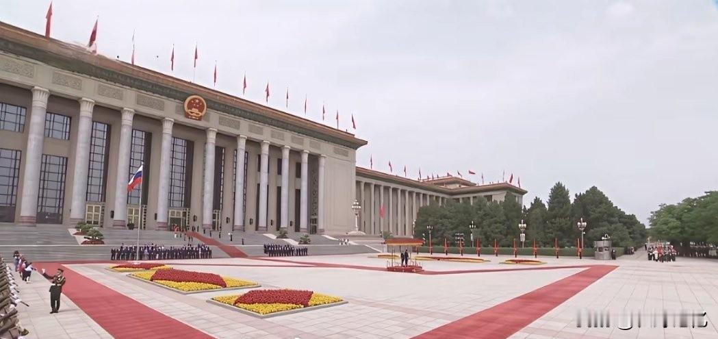 中国红毯vs印度红毯上周五印度总理莫迪为普京举行了隆重的欢迎仪式。令人