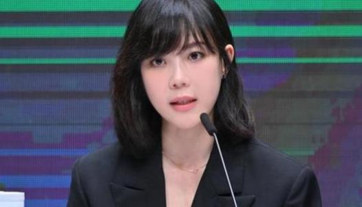 台“行政院”发言人李慧芝今天表示，关于国民党“立委”翁晓玲要冻结卓荣泰明年薪水，