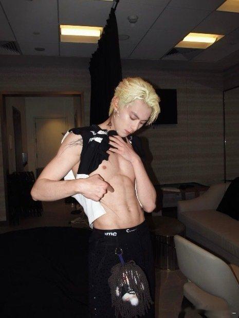 是纹身贴，谁还不知道王鹤棣演唱会大出圈王鹤棣脖子纹身