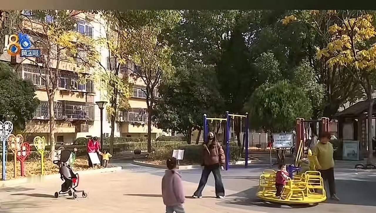 孩子荡秋千摔断三根手指，物业拒赔引争议：不是业主就不能玩？一次玩耍引发的意外