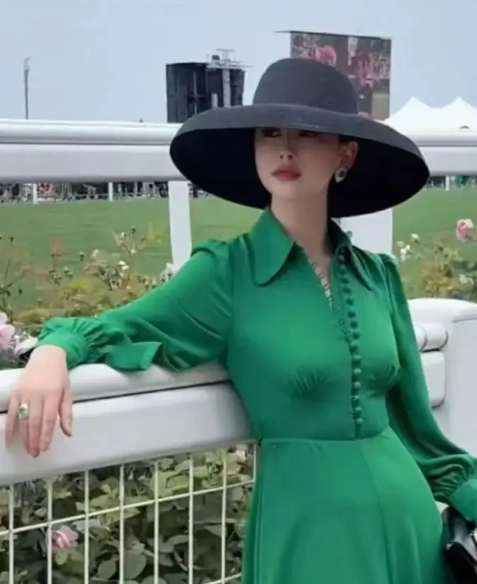 朱珠于顶级社交场化身东方美人，曼妙身材尽显风情