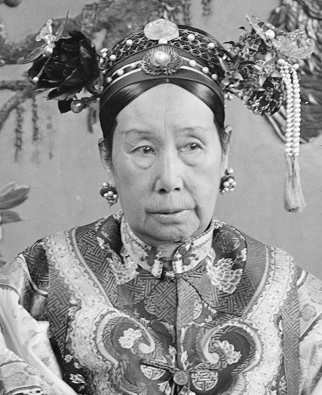 民间故事：一天中午，慈禧提示宫女试菜。宫女试吃鲤鱼后很兴奋。慈禧瞟了一眼宫女，宫