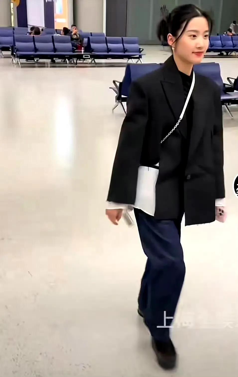 卢昱晓不是学服装设计的吗，她的专业不应该给她加持时尚感吗[捂脸哭][捂脸哭]​​​